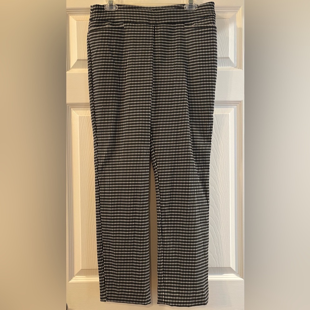 Chico’s black and white pull on pants Size 1R U.S. Size 8